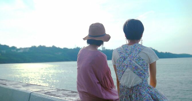 2人の女性の後ろ姿