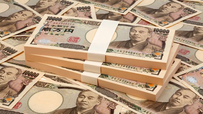 敷き詰められ、積み上げられた一万円札