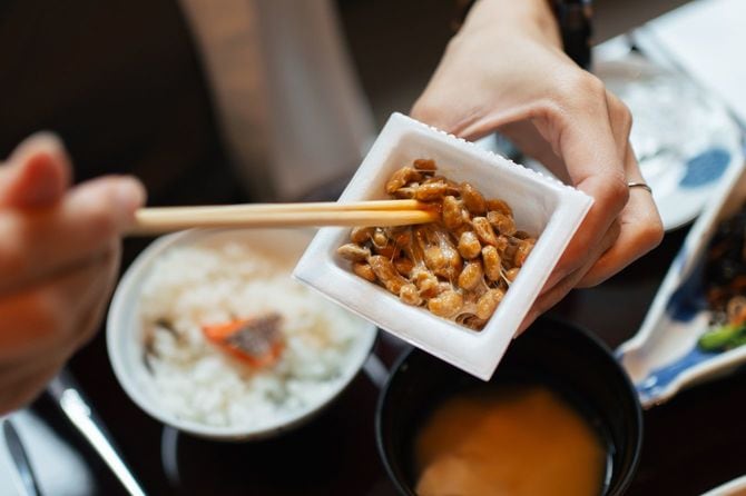 納豆をかき混ぜる手元