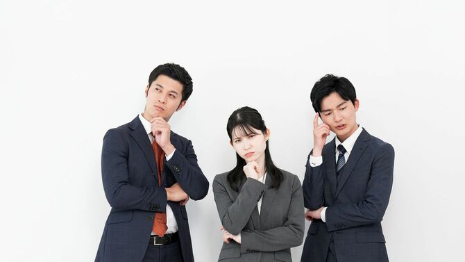 手に顎を乗せて悩むビジネスマン