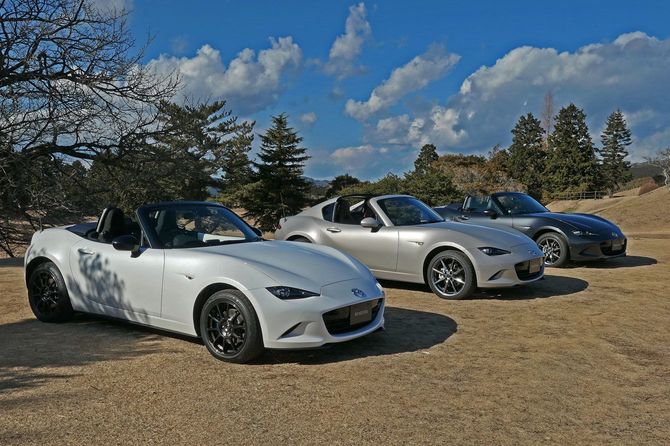 左から、特別仕様の軽量モデル990S、リトラクタブルハードトップのRF、標準仕様のソフトトップ。