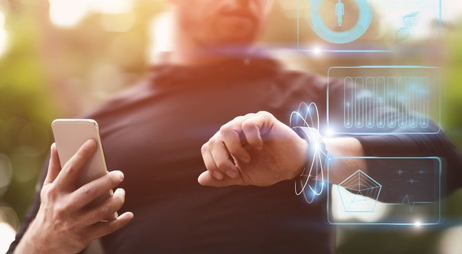 スマートウォッチを確認する男性