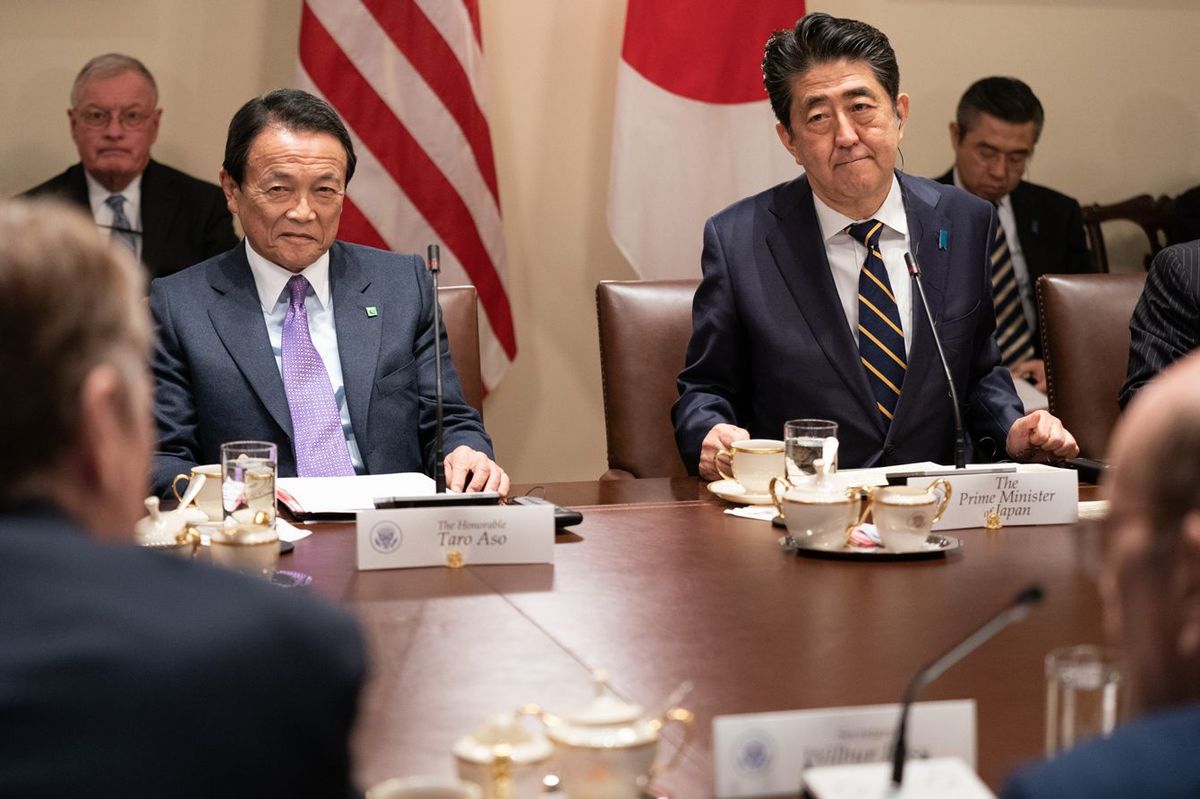 2019年4月26日（金）、ホワイトハウスの閣議室で安倍晋三首相と会談するドナルド・トランプ大統領