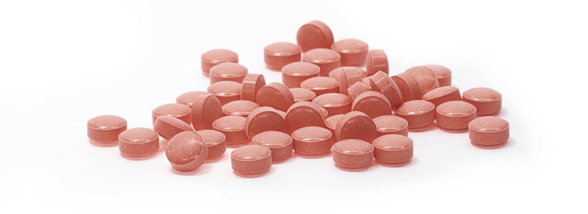 紅色のサプリメントの錠剤