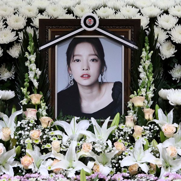 韓国文化はなぜアイドルを自殺に追い込むのか 事務所とネットに苦しめられ続けた President Online プレジデントオンライン