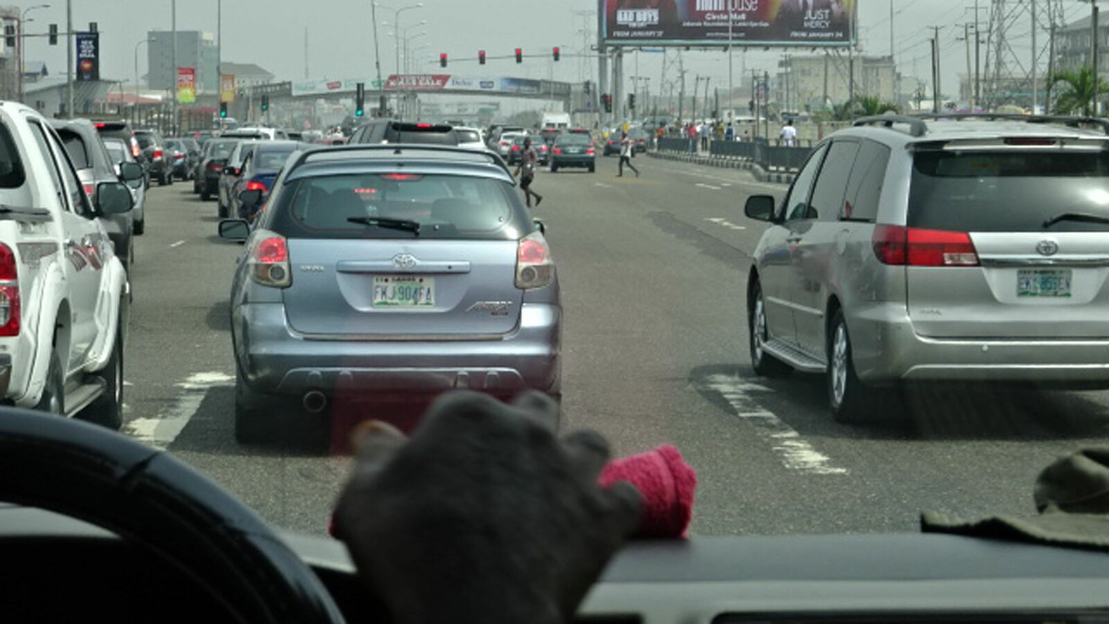 ｢3人組に拉致されて車でどこかに走っています｣味の素ナイジェリア駐在員が体験した"恐怖のドライブ" この日はたまたま護衛の警察官が付いていなかった