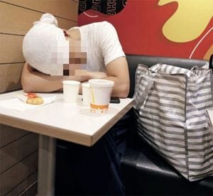 取材中「疲れた」とうたた寝を始めたが、すかさず飛んできた店員に起こされていた