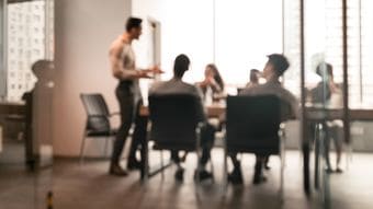 ｢まず資料の3ページを見てください｣は絶対NG…仕事ができない人に時間を奪われる"ダメ会議"の共通点