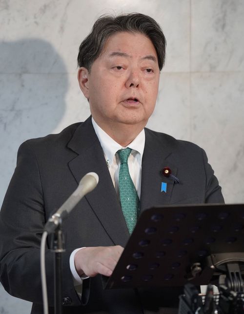 閣議後に記者会見する林芳正総務相=2026年5月12日午前、国会内