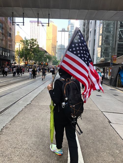 2019年9月8日の香港デモの現場で登場した星条旗。一時期はデモ現場で大量に見られた。