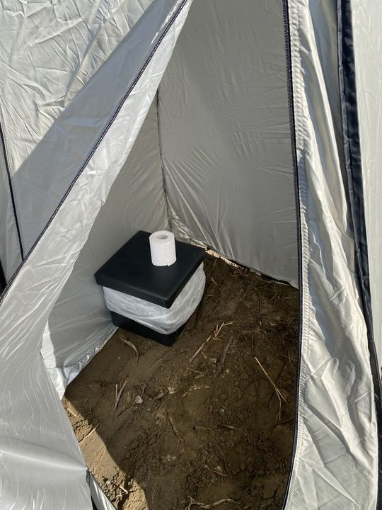 テント設営後の仮設トイレ内の様子。こんなに狭い環境でトイレをしなければならないという状況がある