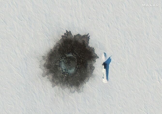 北極海の一部、バレンツ海に位置するロシア領アレクサンドラ島付近で、衛星写真にとらえられたデルタⅣ型弾道ミサイル搭載原子力潜水艦（黒い穴の右に見える縦長の艦体）