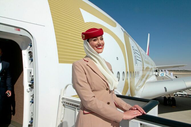 ドバイエアショー。エミレーツ航空A380と客室乗務員