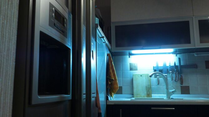 蛍光灯をつけた夜のキッチン