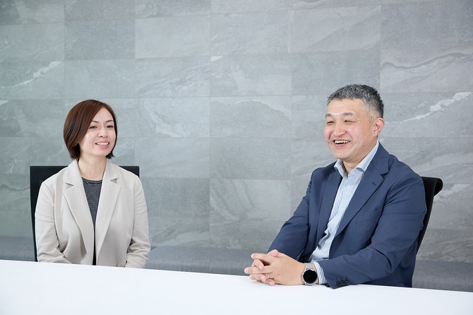 （左）小林真理（こばやし・まり）Human Resources 日本人事総務オペレーション人財開発部人財開発グループリーダー（右）中井辰夫（なかい・たつお）日本人事総務オペレーション統括部長