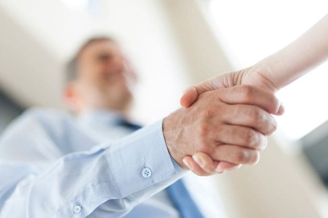 ビジネスパートナーとの握手