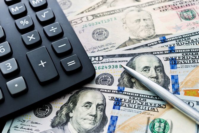 米ドル紙幣と電卓