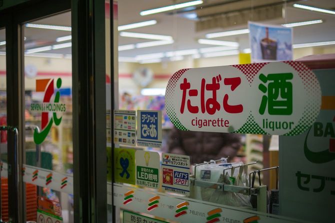 夜の東京のセブン‐イレブン