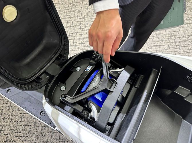 2次バッテリー「Honda Mobile Power Pack e:」を取り付けた状態