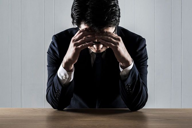 頭を抱えているビジネスマン