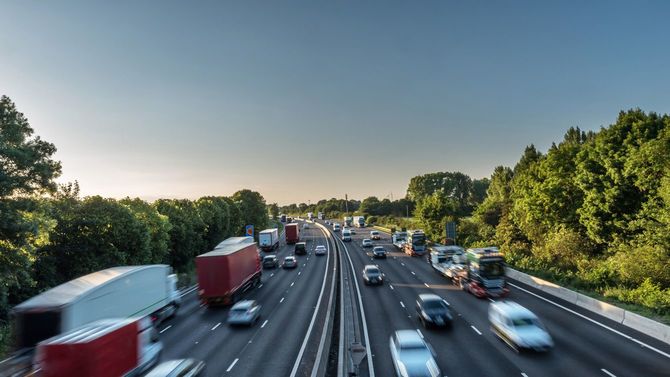 夕暮れ時のイギリスの高速道路