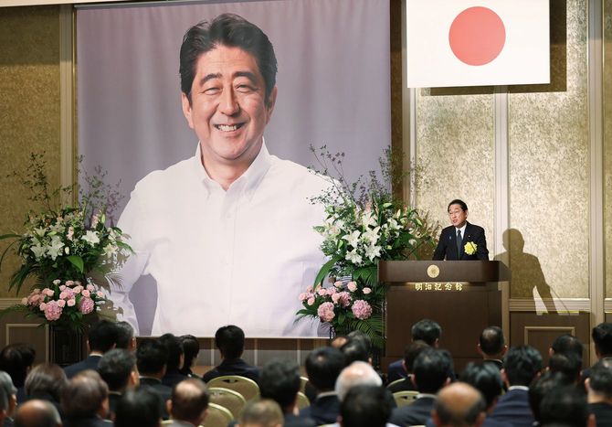 故安倍晋三元首相の追悼集会であいさつする岸田文雄首相。2023年7月8日午後、東京都港区の明治記念館で