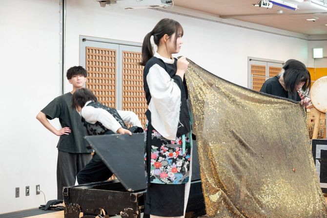箱のふたを開け、出ていく様子が見えると客がどっと笑う