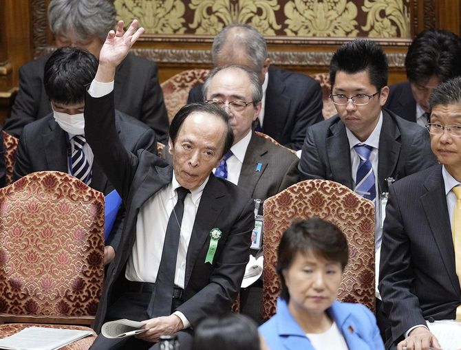 衆院予算委で答弁のため挙手する日銀の植田和男総裁=2026年10月13日