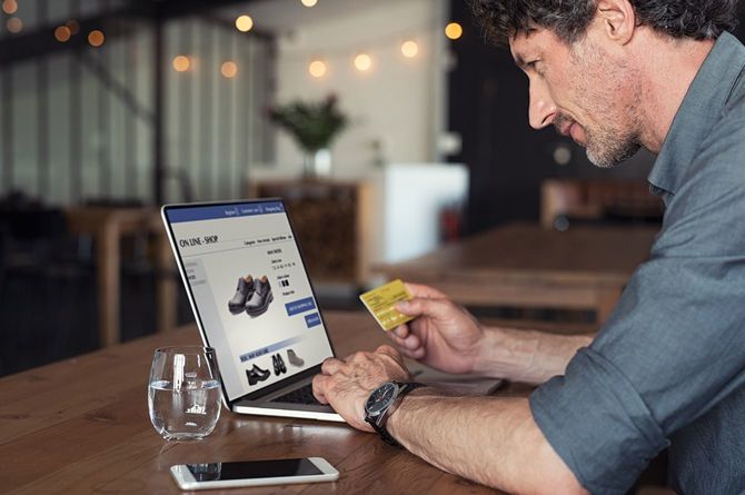 オンラインショッピングにカード情報を入力する人