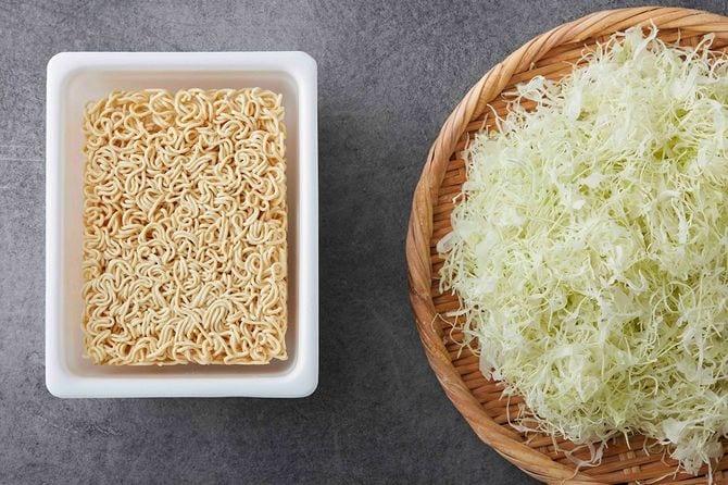 カップ焼きそばにキャベツ