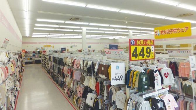 西松屋の店舗内。衣類だけではなく子育てに必要な用品を取りそろえている