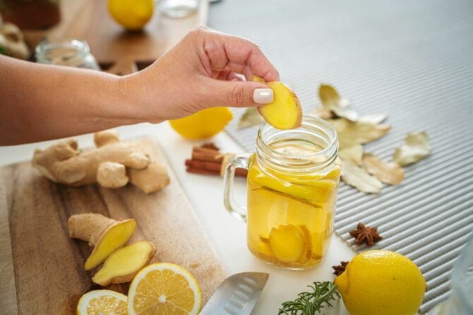 生姜とレモンを入れた水を準備する女性