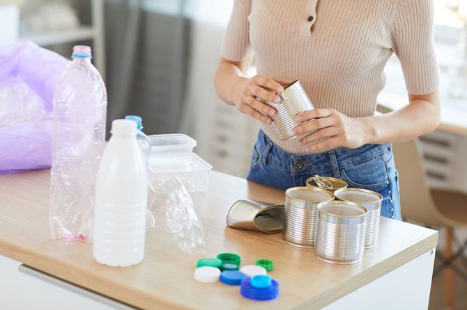 廃棄物の分別をする女性