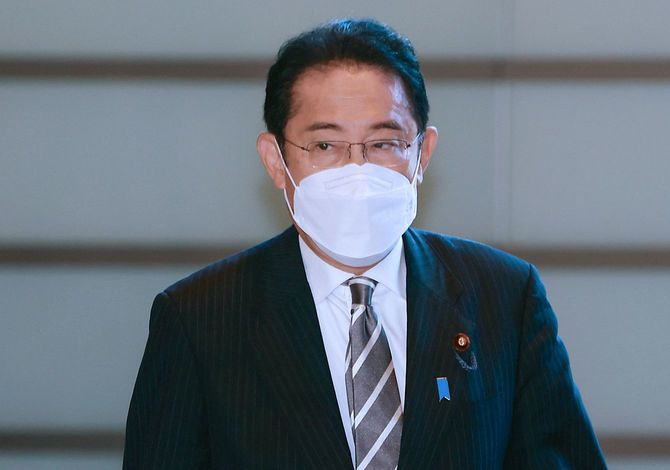 首相官邸に入る岸田文雄首相＝2022年8月10日午前、東京・永田町