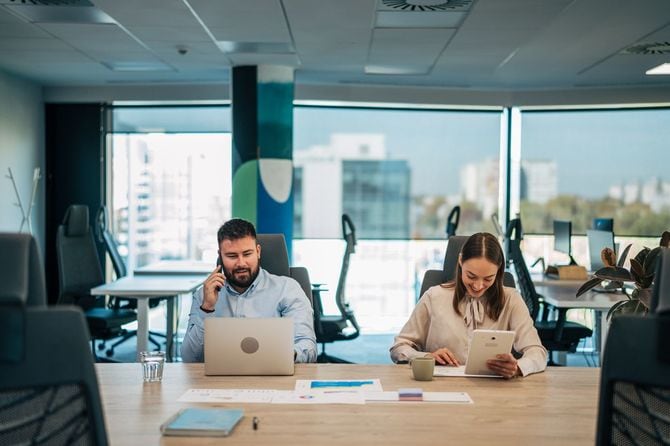 オフィスで仕事をする男女