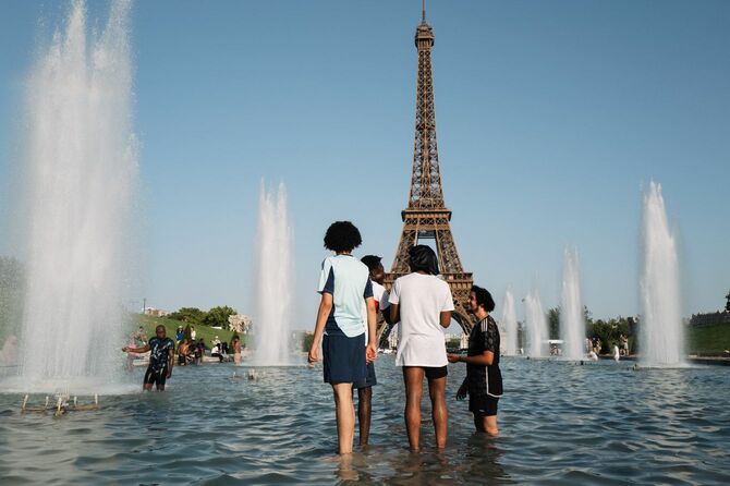 2025年7月1日、フランス、パリのトロカデロ庭園内にある噴水で涼むパリジャンと観光客。フランス気象局によると、フランスの気温は今日がピークとなり、一部の地域では摂氏40度を超えると予想されている。