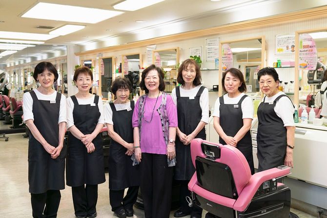 東京・有楽町で56年続く理容店「ニュー東京」。中央はオーナーの小山純子さん