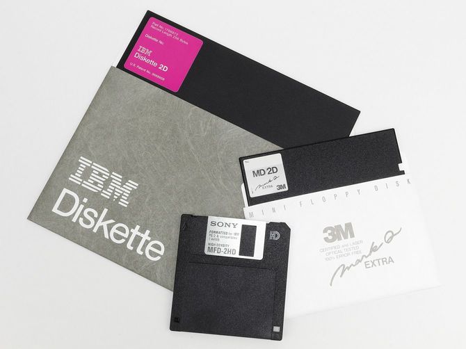 フロッピーディスク。大きいものから8インチ、5.25インチ、3.5インチ