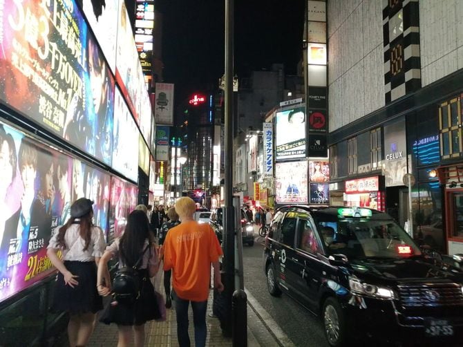 ホスト客に声を掛ける無料案内所の男性