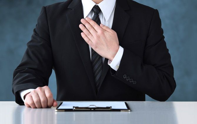 外務員の営業トークに乗ると、人件費や店舗維持費が上乗せされた割高な保険を契約させられてしまう。