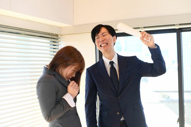 女性社員に暴力的になる男性社員