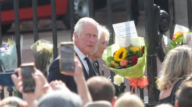 不人気は相変わらずのチャールズ国王とカミラ王妃