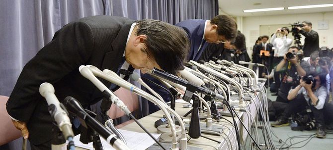 燃費不正問題の調査状況を国交省に報告後、記者会見で謝罪する三菱自動車の相川哲郎社長、益子修会長ら=2016年5月、国交省
