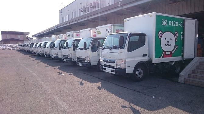宅配トドックの配送センターに並ぶ車両