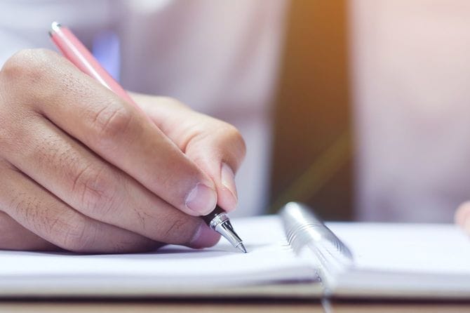 ペンでノートに書き込み