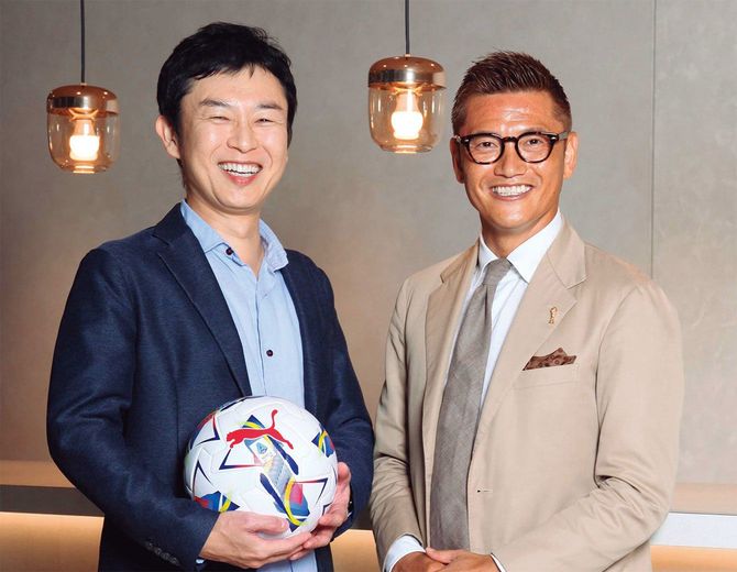 鈴木伸明さん、播戸竜二さん。東京・神田須田町のビズメイツ本社にて。