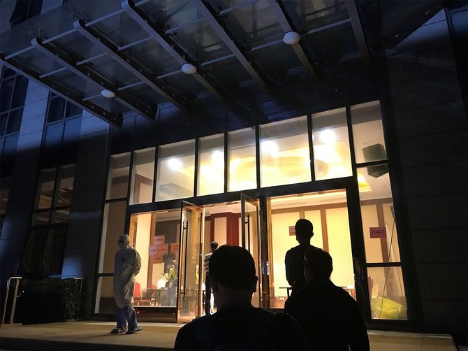 隔離先となったホテル。ドアには「マスク着用」「ソーシャルディスタンスの確保」「建物へは4人ずつ入るように」と細かい指示が張り出されている。