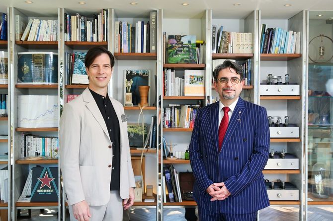 エコノミストのエミン・ユルマズさん(右)とお笑い芸人のパックンさん。