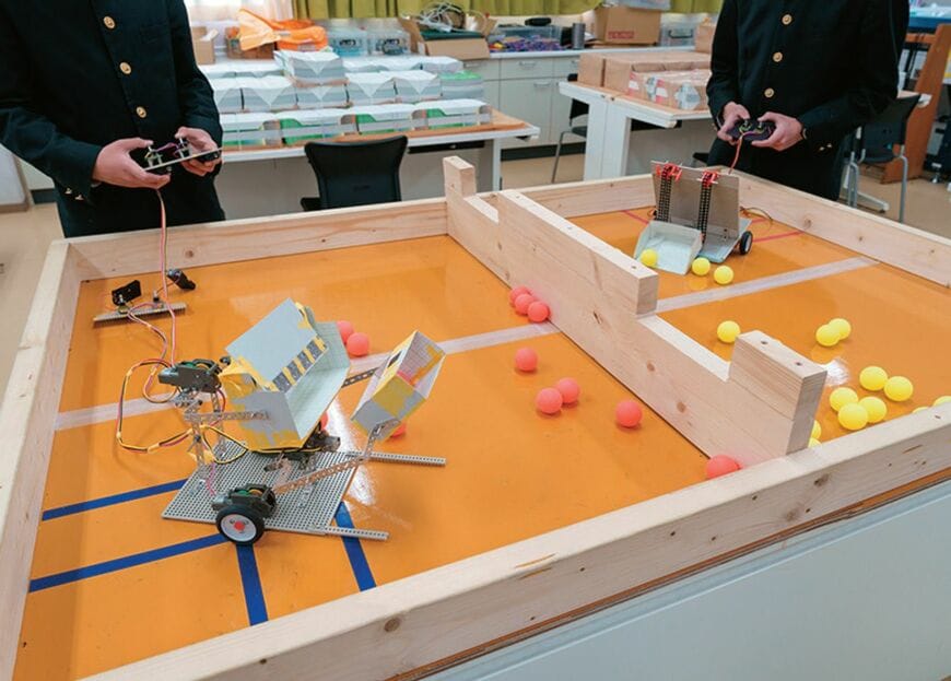 製作したロボットで対戦し、改善を重ねる。