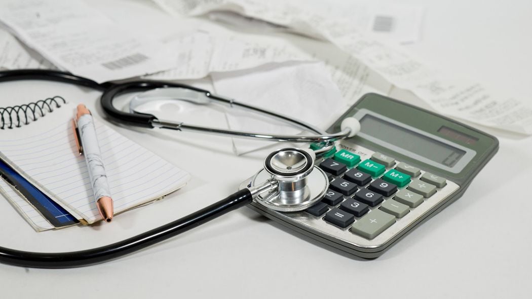 死なない｢ただの腰痛｣｢花粉症｣｢風邪｣は皆保険の対象外に…大前研一｢大赤字の健保破綻を防ぐ改革案とは｣ このままではイギリスと同じ末路を辿る